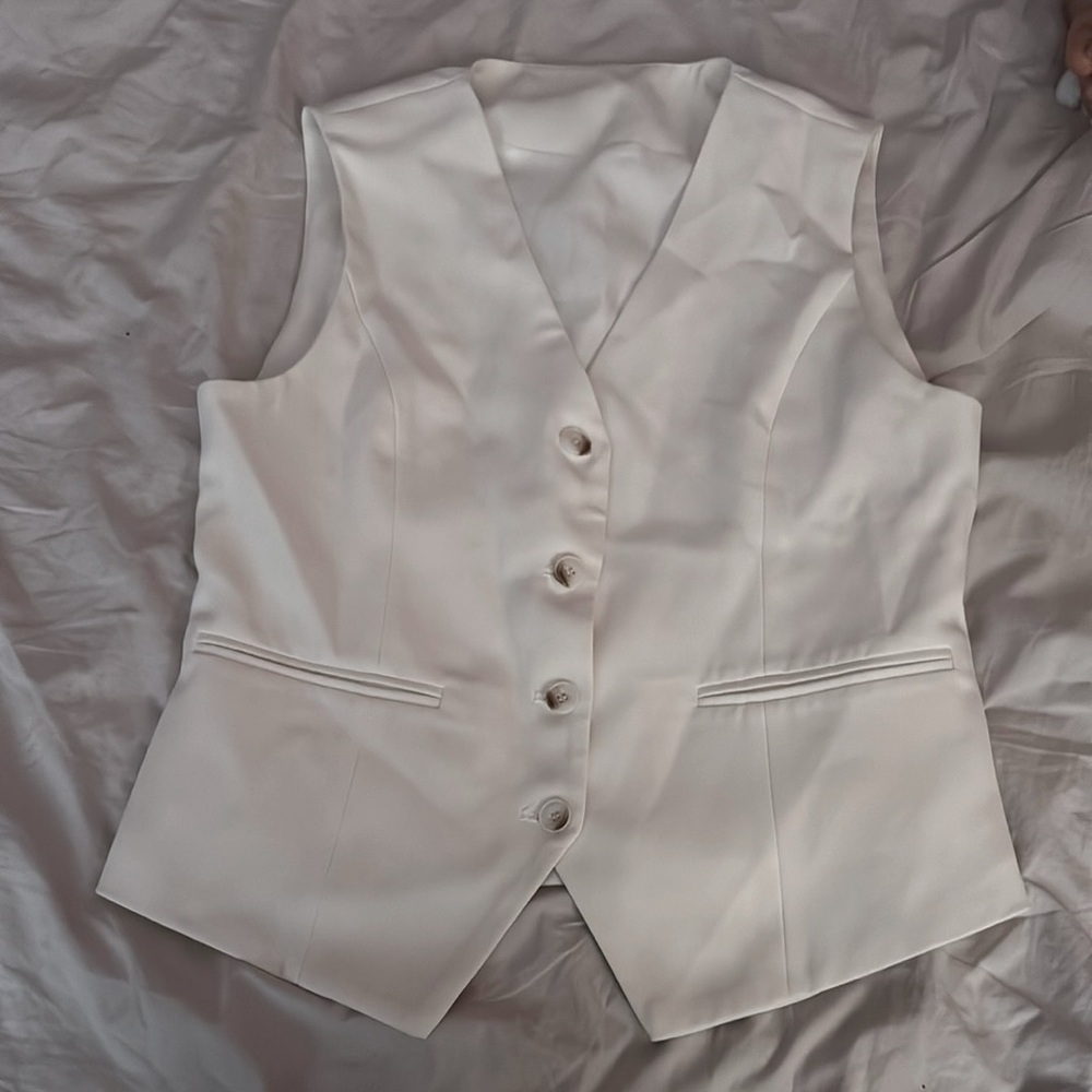 In a very good condition just used twice Elegant White Button-Up Vest
